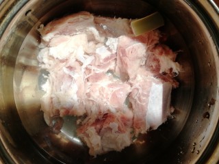 2、排骨冬瓜汤,排骨焯水，凉水下锅，放入一段葱白。