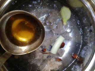 6、排骨冬瓜汤,放入排骨，加一大勺料酒，煮开。