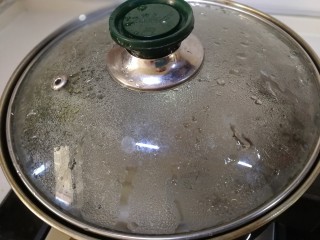 7、排骨冬瓜汤,盖上盖子小火焖煮30分钟。