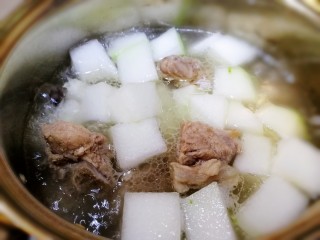 13、排骨冬瓜汤,大火煮开，盖上盖子小火煮15分钟。