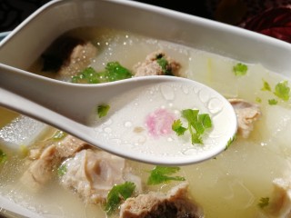 17、排骨冬瓜汤,汤清味鲜。