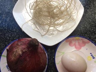 1、洋葱粉丝炒鸡蛋,准备食材