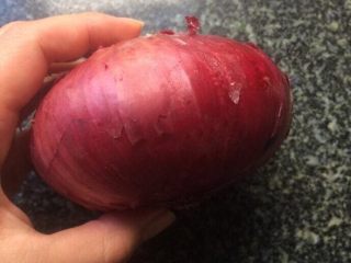 2、洋葱粉丝炒鸡蛋,选洋葱，婆婆说最好就是扁一点的，这样比较嫩，然后表皮越干越好