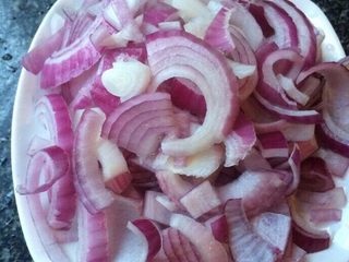 3、洋葱粉丝炒鸡蛋,去皮切小块备用