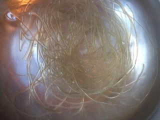 6、洋葱粉丝炒鸡蛋,粉丝洗干净温水浸泡