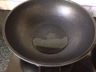 7、洋葱粉丝炒鸡蛋,锅中倒入油