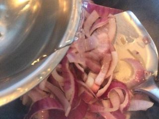 11、洋葱粉丝炒鸡蛋,加入半小碗水