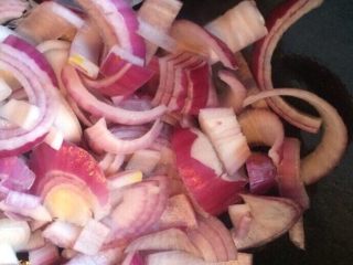 9、洋葱粉丝炒鸡蛋,锅中再加入适量油，放入洋葱翻炒