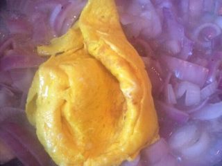 12、洋葱粉丝炒鸡蛋,煮开后加入鸡蛋