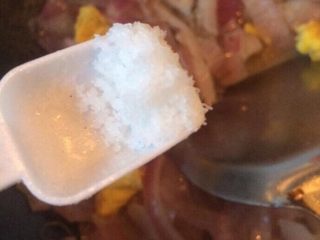 13、洋葱粉丝炒鸡蛋,用铲子铲碎鸡蛋，加入白糖和盐即可