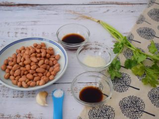 1、老醋花生米,准备好材料