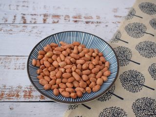 2、老醋花生米,花生米洗净沥干水分备用