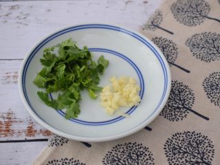 3、老醋花生米,蒜切末，香菜切小段