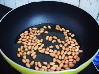 5、老醋花生米,放入花生米，用小火慢慢翻炒炸制至花生表皮变色