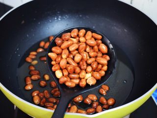 6、老醋花生米,捞出控油晾凉