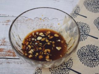 7、老醋花生米,取一个小碗，加入陈醋、白糖、生抽、盐、蒜末调成酱汁备用