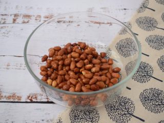 8、老醋花生米,把晾凉的花生米放入容器中