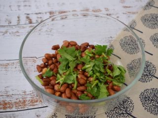 9、老醋花生米,加入香菜