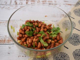 11、老醋花生米,搅拌均匀即可