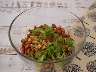 10、老醋花生米,倒入刚才调好的酱汁