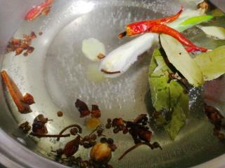 5、麻油滚蛋,调料都放好后，水烧的稍微开。