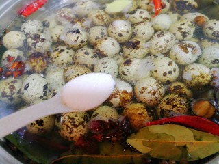 7、麻油滚蛋,快煮好时，放入无小勺盐。用小勺轻轻把蛋壳敲一敲。蛋壳敲碎后，会更入味儿。