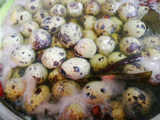 8、麻油滚蛋,煮好的鹌鹑蛋搁锅里闷一会儿。
