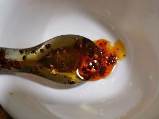 10、麻油滚蛋,拿一个碗，放半勺辣椒油，