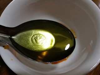 12、麻油滚蛋,再放一勺芝麻油。