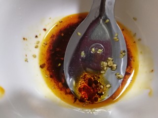 13、麻油滚蛋,再加少许的芝麻粒，将他们拌匀。