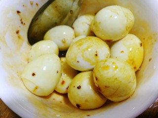 15、麻油滚蛋,用小勺轻轻翻滚滚满料汁。