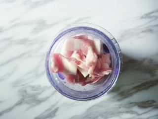 2、榨菜肉末蒸豆腐,放入绞肉机绞碎或者用刀剁碎