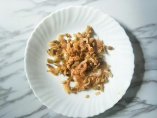 4、榨菜肉末蒸豆腐,榨菜丝切成小丁