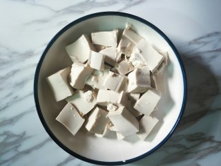 5、榨菜肉末蒸豆腐,豆腐切块