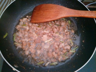 9、榨菜肉末蒸豆腐,加入酱油调味