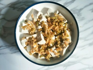 10、榨菜肉末蒸豆腐,把榨菜丁铺在豆腐面上