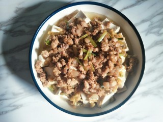 11、榨菜肉末蒸豆腐,炒好的肉末倒在豆腐上