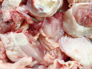 3、牛肝菌焖鸡,鸡剁成块