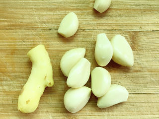 4、牛肝菌焖鸡,准备好姜蒜，切片备用