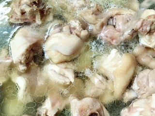 7、牛肝菌焖鸡,加入适量清水