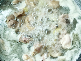 8、牛肝菌焖鸡,大火烧开后盖上锅盖中火煮20分钟