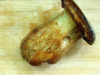 9、牛肝菌焖鸡,将洗干净的牛肝菌请上菜板