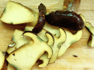 11、牛肝菌焖鸡,再请下一位也切成厚片