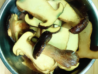 12、牛肝菌焖鸡,装入盘中备用