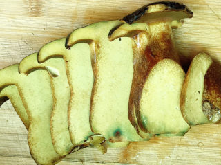 10、牛肝菌焖鸡,切成厚片