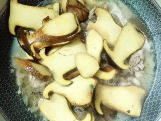 14、牛肝菌焖鸡,放入牛肝菌