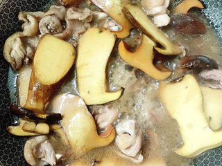 15、牛肝菌焖鸡,牛肝菌开始变色了