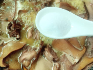 17、牛肝菌焖鸡,放盐