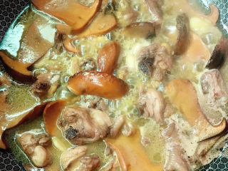 18、牛肝菌焖鸡,盖上锅盖煮5分钟即可开吃。