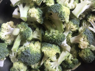 2、凉拌西兰花（减脂）,西兰花切成小朵